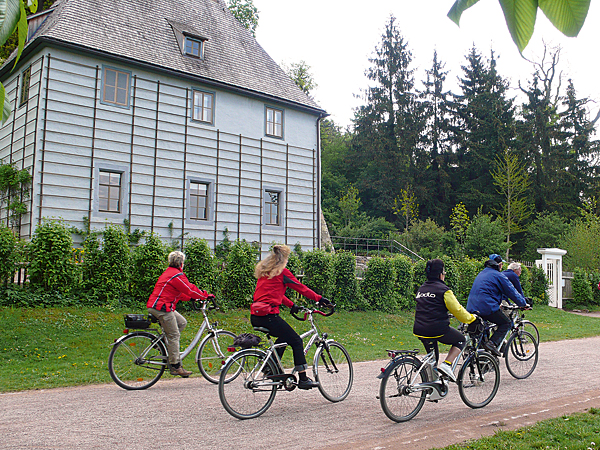 Radfahrer vor Goethes Gartenhaus in Weimar